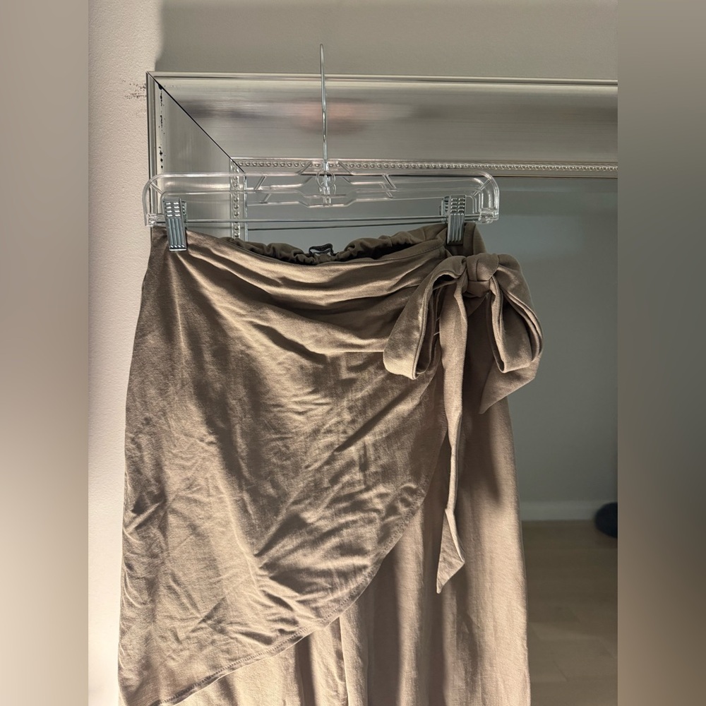 Zara flow flare pants great for Vacation color cachi 
Size S
Negotiable